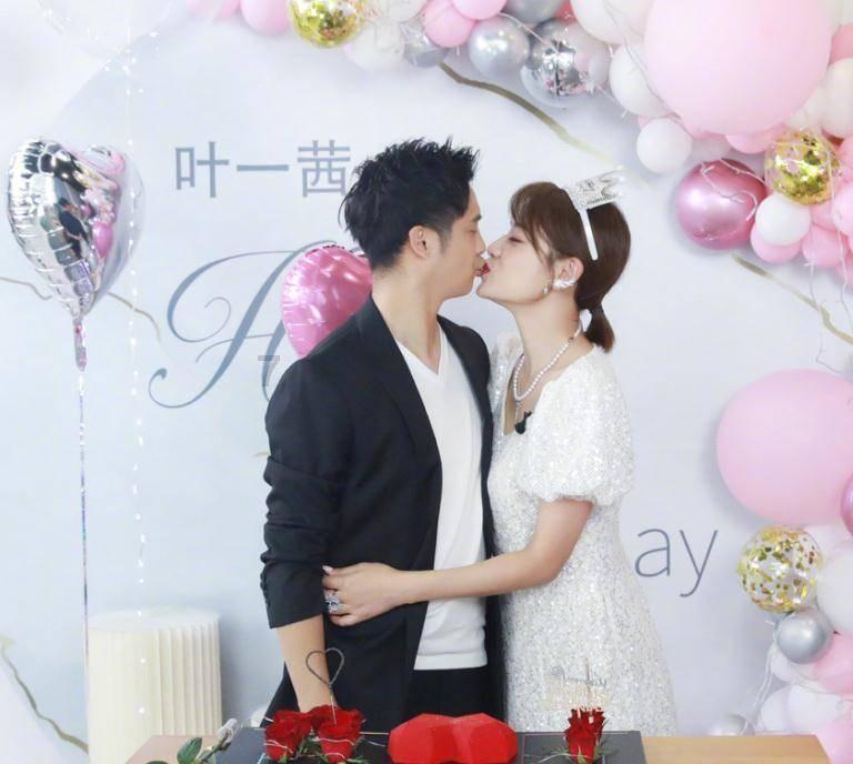 退役女兵举行婚礼，曾经的战友着军装踢正步送她出嫁