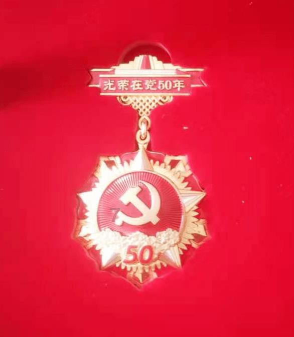 胜日寻芳泗水滨无边光彩一时新描绘了怎样的景色？游戏画面